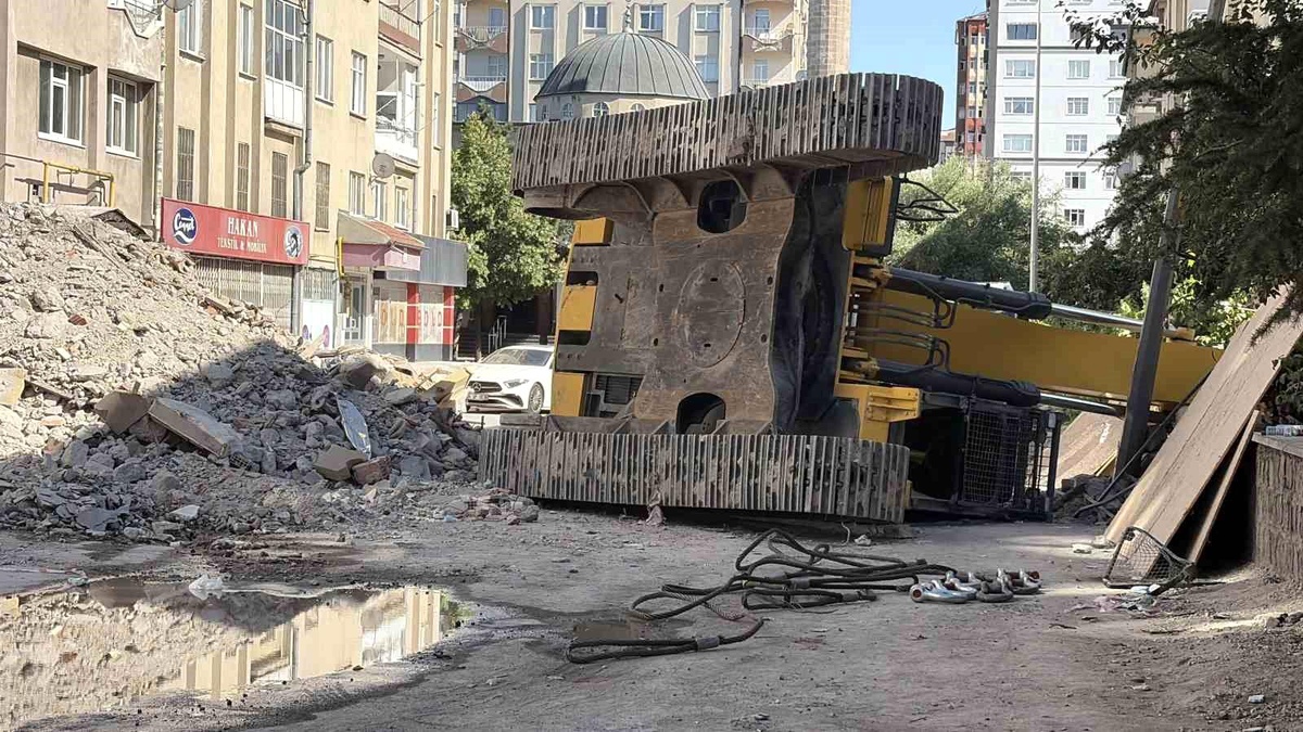 Kayseri\'de Yıkımda İş Makinesi Devrildi: Bir Yaralı