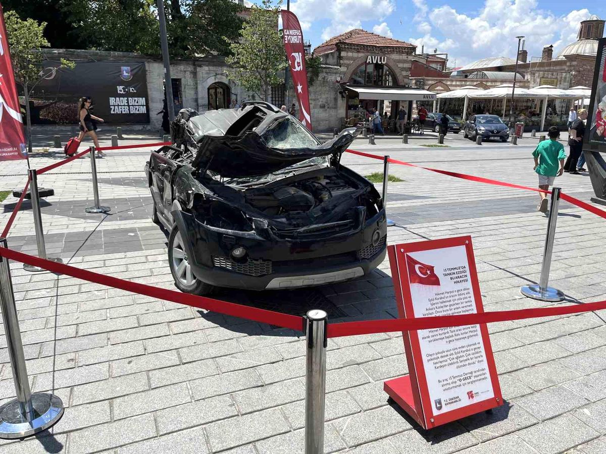 15 Temmuz\'da tankla ezilen araç Üsküdar\'da sergileniyor