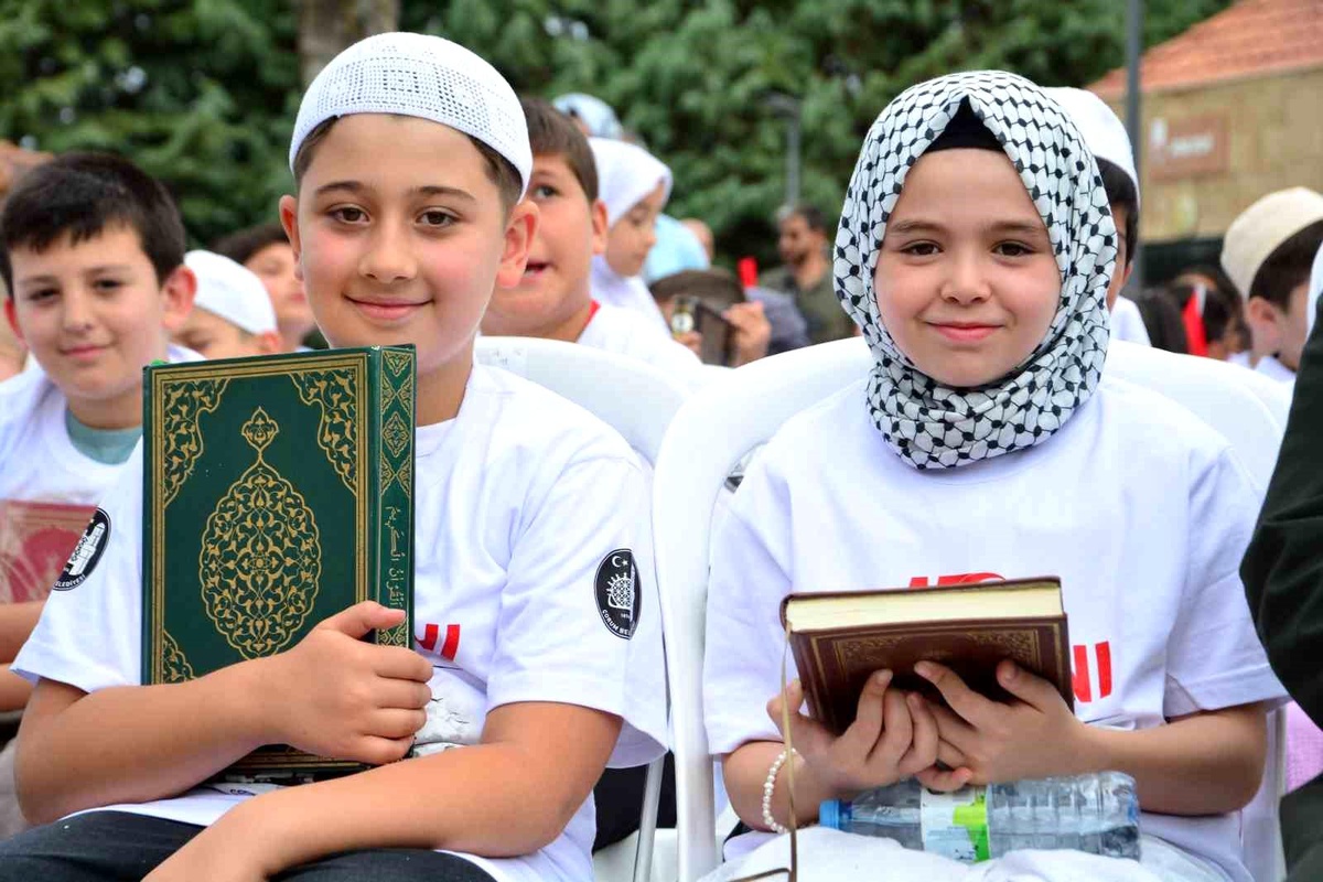 600 çocuk 60 saniyede Kuran okudu