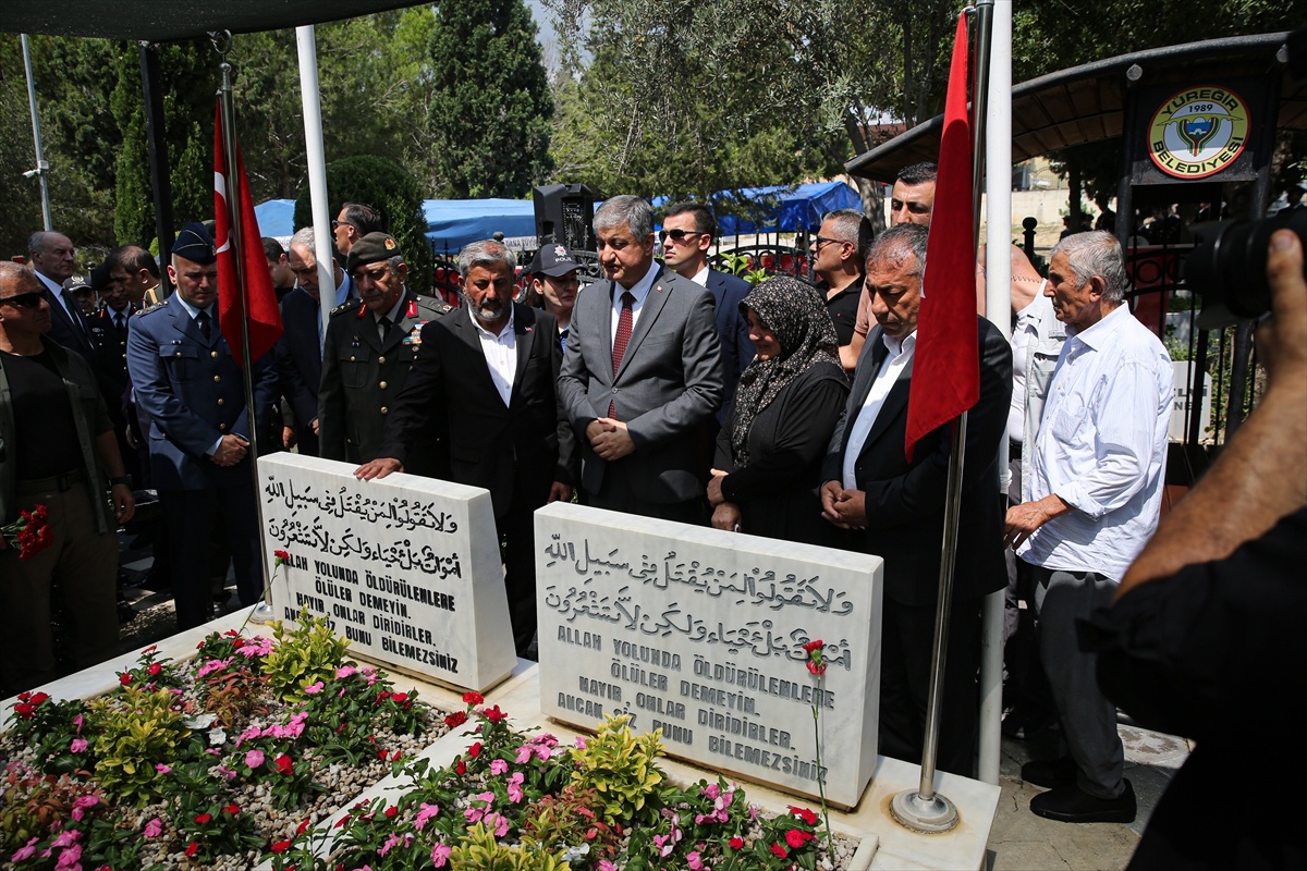 Adana\'da 15 Temmuz şehitleri anıldı: Kabirlere karanfil ve dua