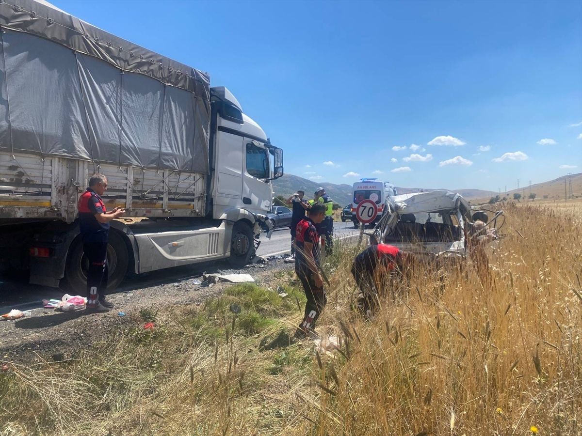 Dinar\'da Tır ve Kamyonet Çarpıştı: 1 Ölü
