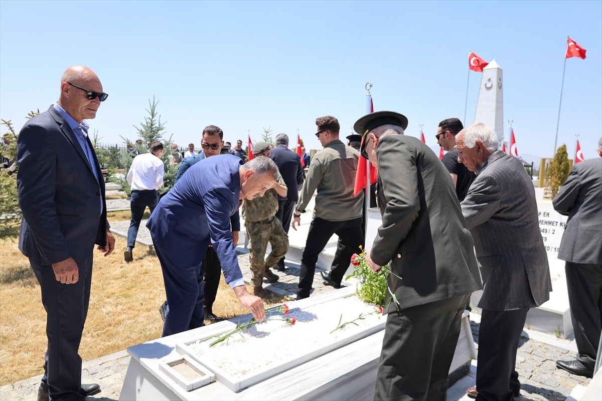 Ağrı Valisi 15 Temmuz Şehitliği\'ni Ziyaret Etti
