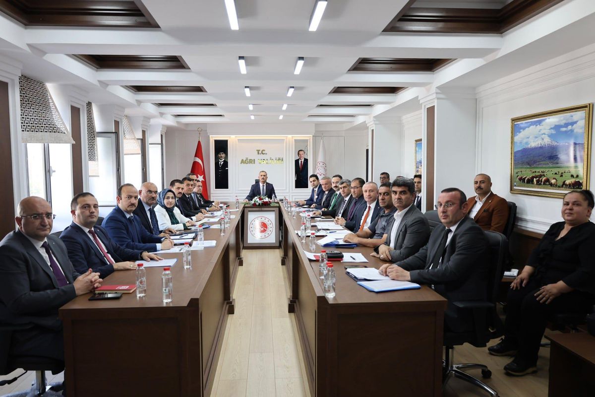 Ağrı\'da geniş kapsamlı değerlendirme toplantısı: Eğitimden spora, altyapıdan turizme birçok konu ele alındı