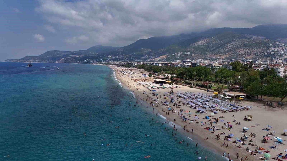 Alanya\'da Plajlar Dolup Taşıyor