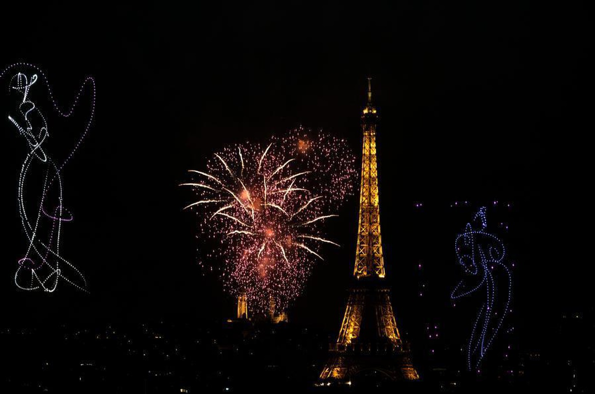 Bastille Günü\'nde Paris\'te Havai Fişek Şovu