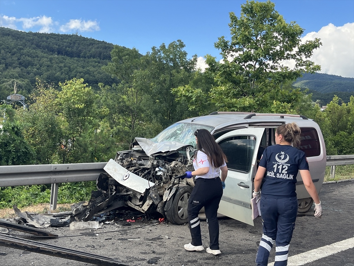 Düzce\'de Trafik Kazası: 4 Yaralı