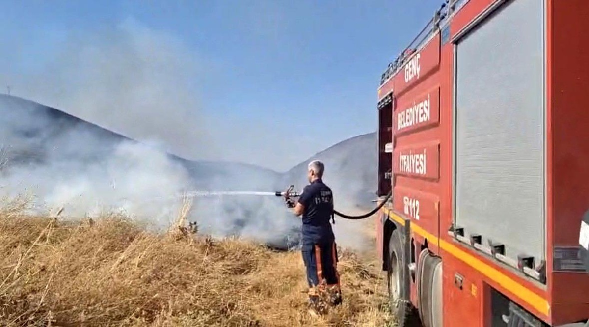 Bingöl\'de Anız Yangınına Müdahale Devam Ediyor