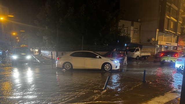 Erdek’te Sağanak ve Fırtına Hasara Yol Açtı