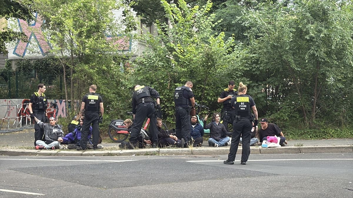 Berlin\'de Rheinmetall Protestosu: Polis Müdahele Etti