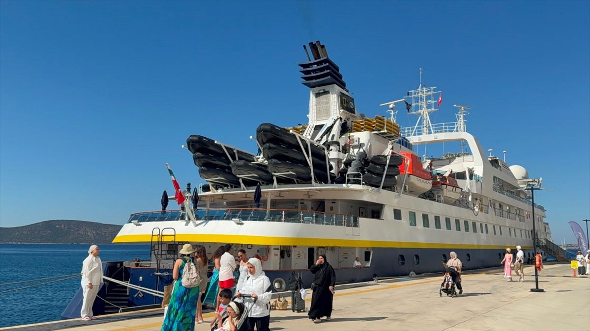 Bodrum\'a İki Kruvaziyerle 3.292 Turist Geldi