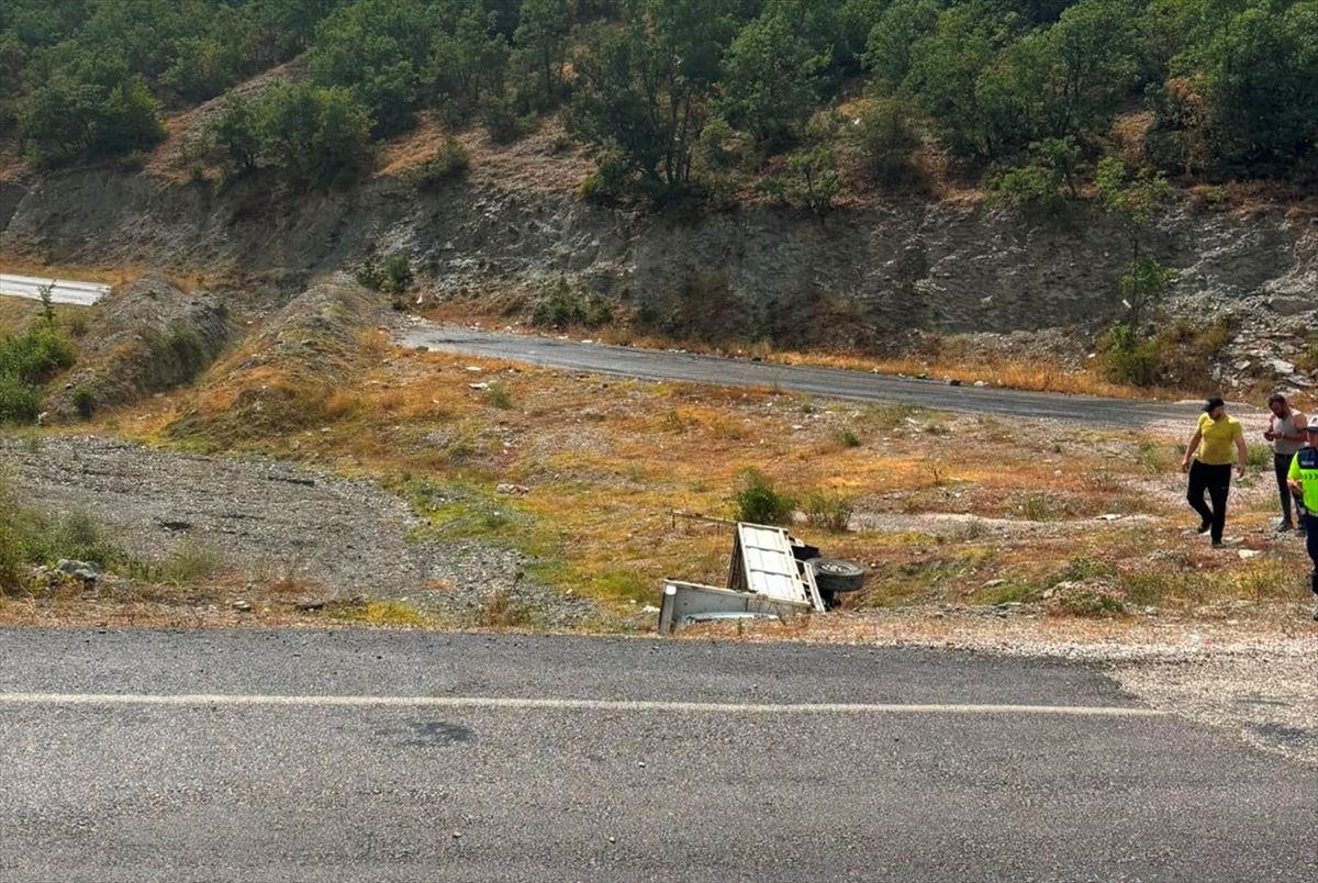 Boyabat\'ta Kamyonet Devrildi: 1 Yaralı