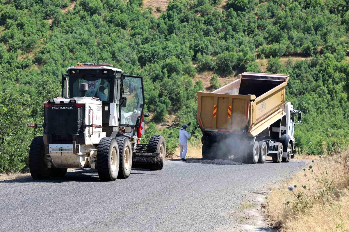 Elazığ\'da Köy Yollarına Asfalt İyileştirme