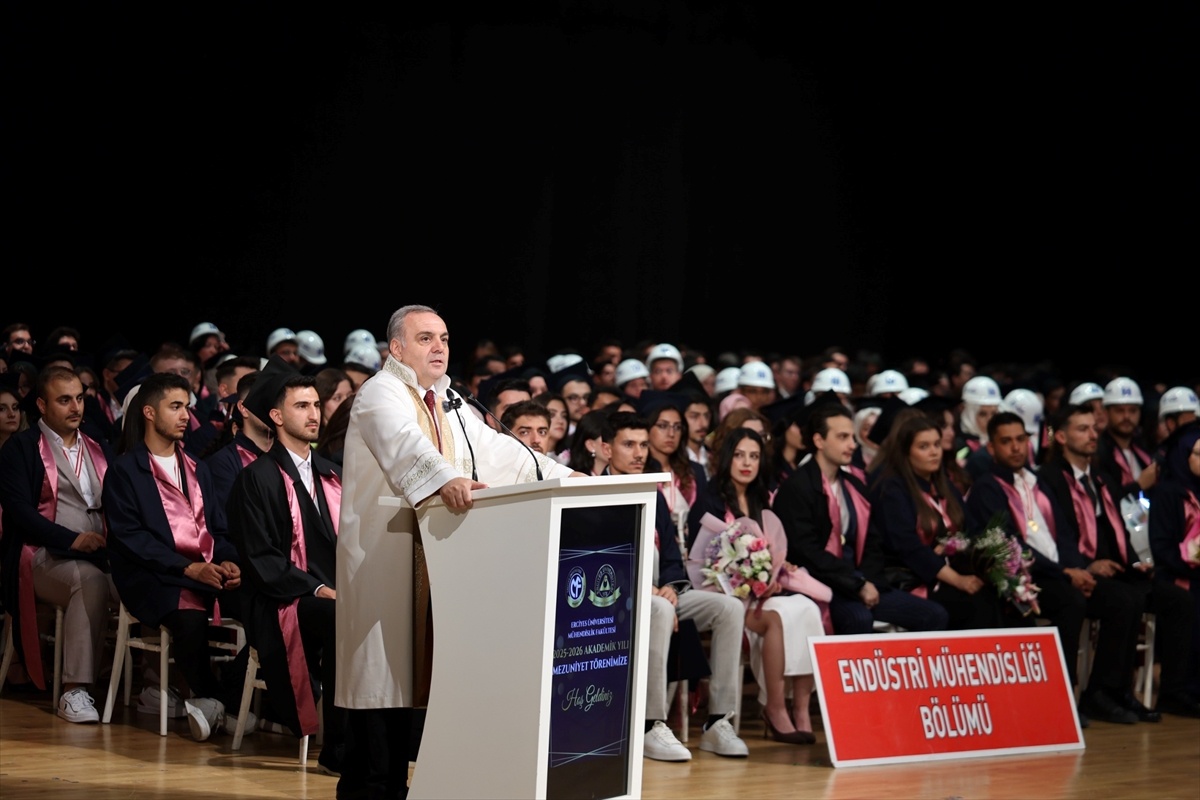 Erciyes Üniversitesi\'nde Mezuniyet Töreni