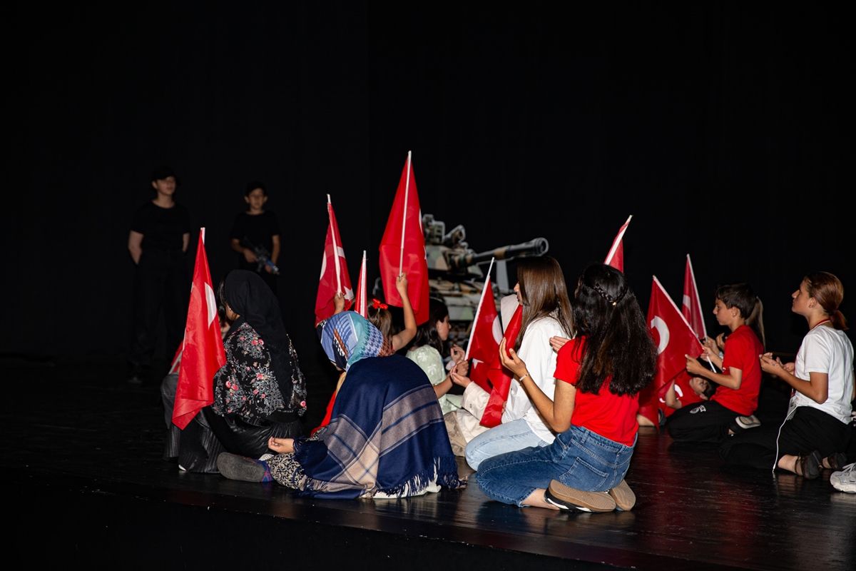 Erzurum\'da koruma altındaki 30 çocuktan 15 Temmuz tiyatrosu