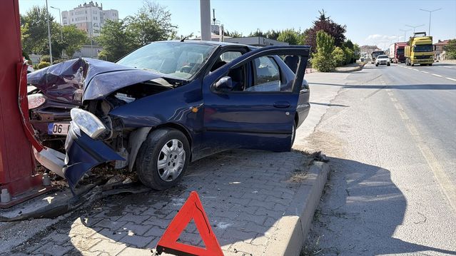 Akaryakıt Tabelasına Çarpan Otomobilde Sürücü Yaralandı