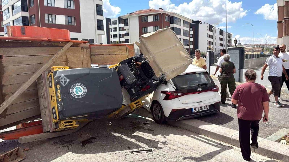 Eskişehir\'de silindir yüklü römork, sürücü adayı aracını ezdi: 2 yaralı