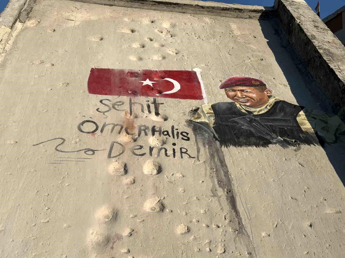 Gazze\'de Filistinli sanatçılardan Ömer Halisdemir duvar resmi