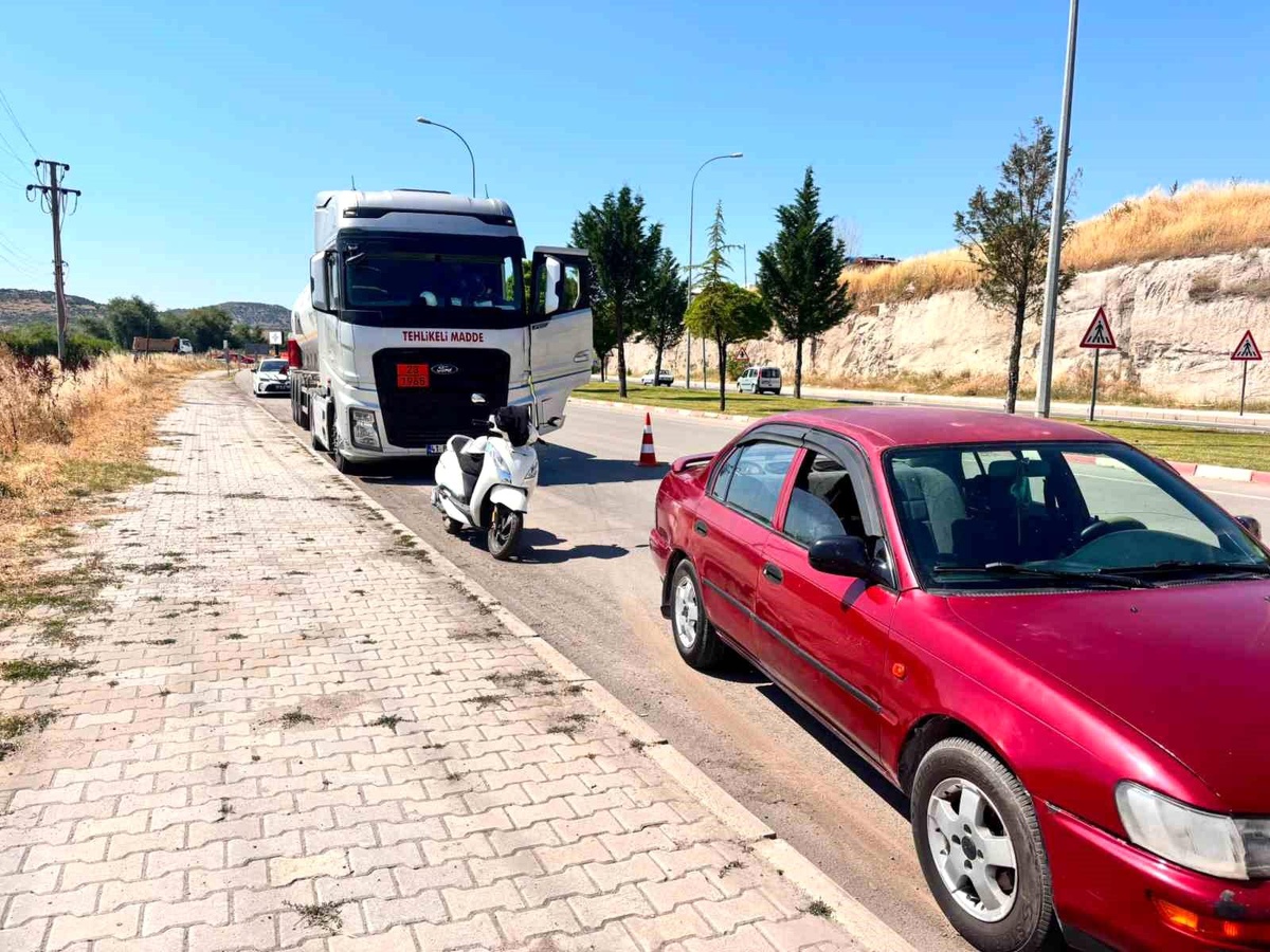 Kütahya\'da Gaz Yüklü Tır Trafik Kazası