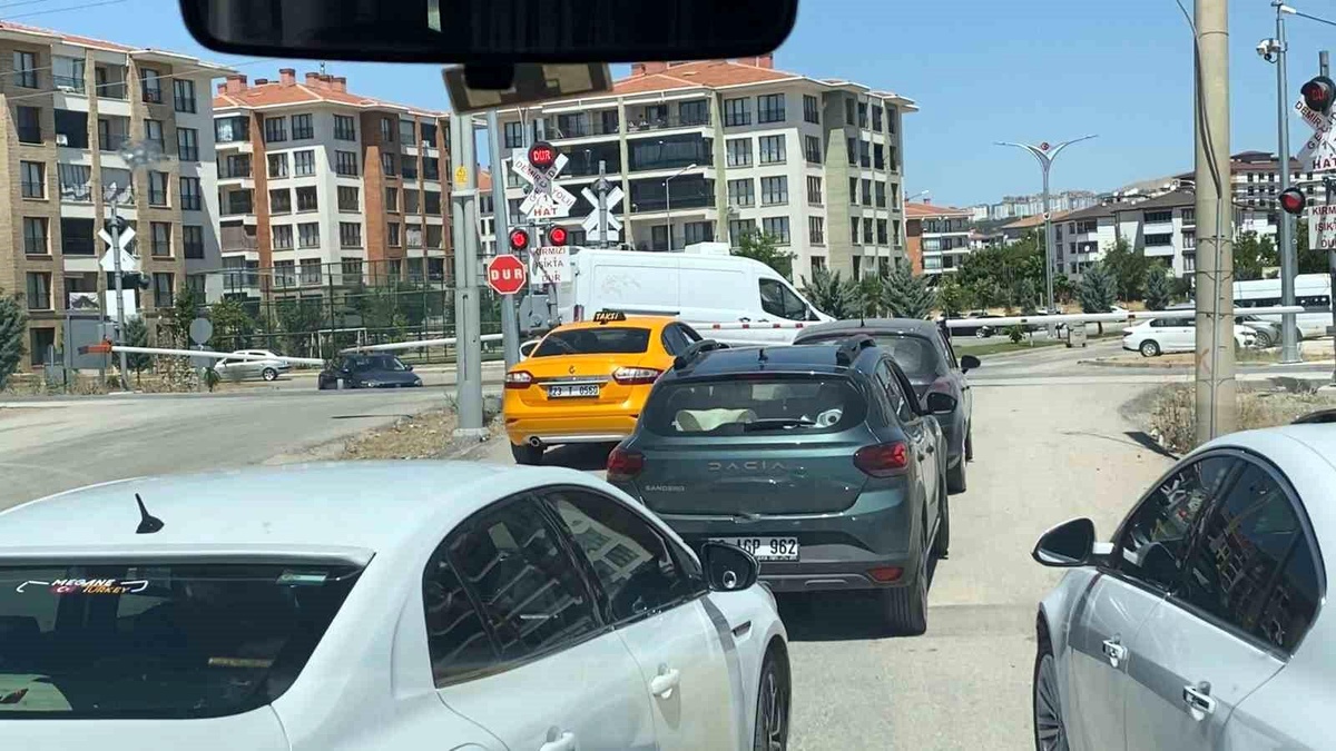 Elazığ\'da Bariyerleri Aşan Araçlar Kazaya Sebep Oldu