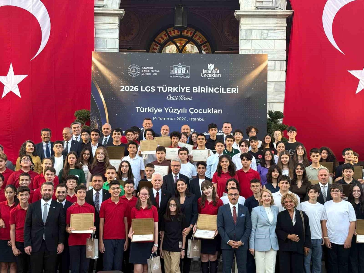 İstanbul\'da 500 Puan Alan Öğrencilere Burs Desteği
