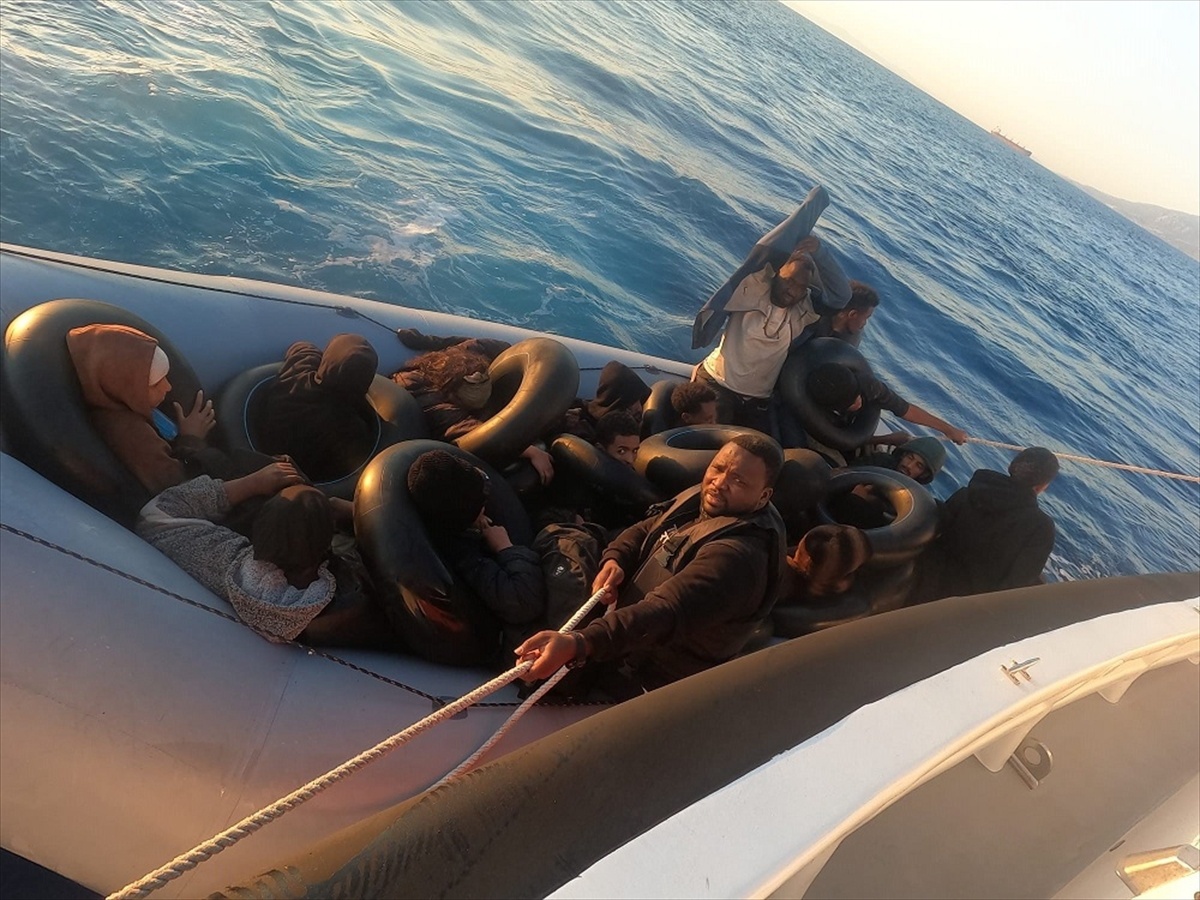 Karaburun\'da Düzensiz Göçmenler Kurtarıldı
