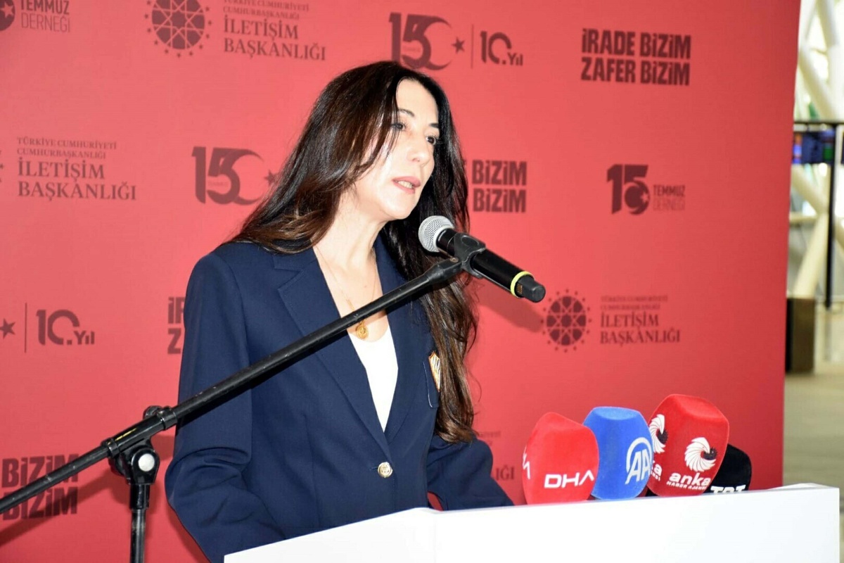 15 Temmuz fotoğraf sergisi İzmir\'de açıldı