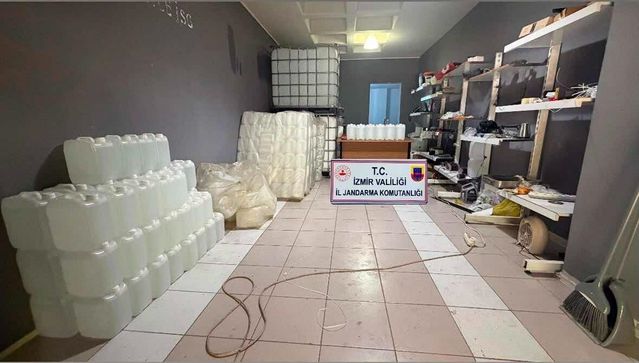 İzmir’de Kaçak Alkol ve Tütün Operasyonu