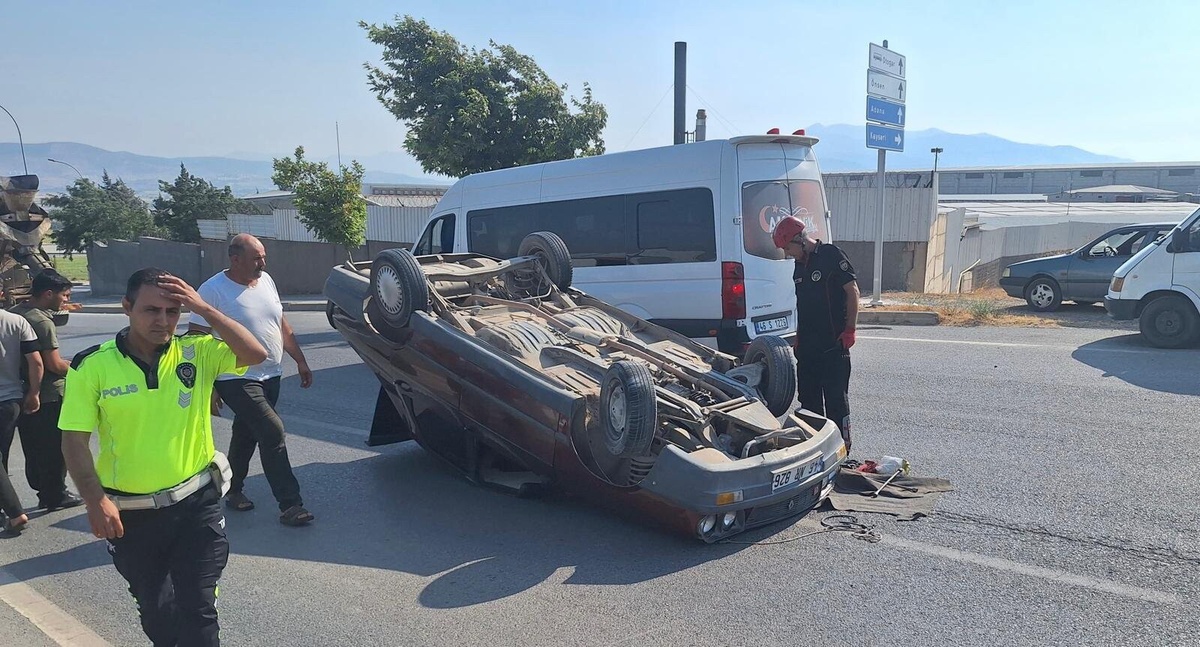 Takla atan araçta 2 kişi sıkıştı