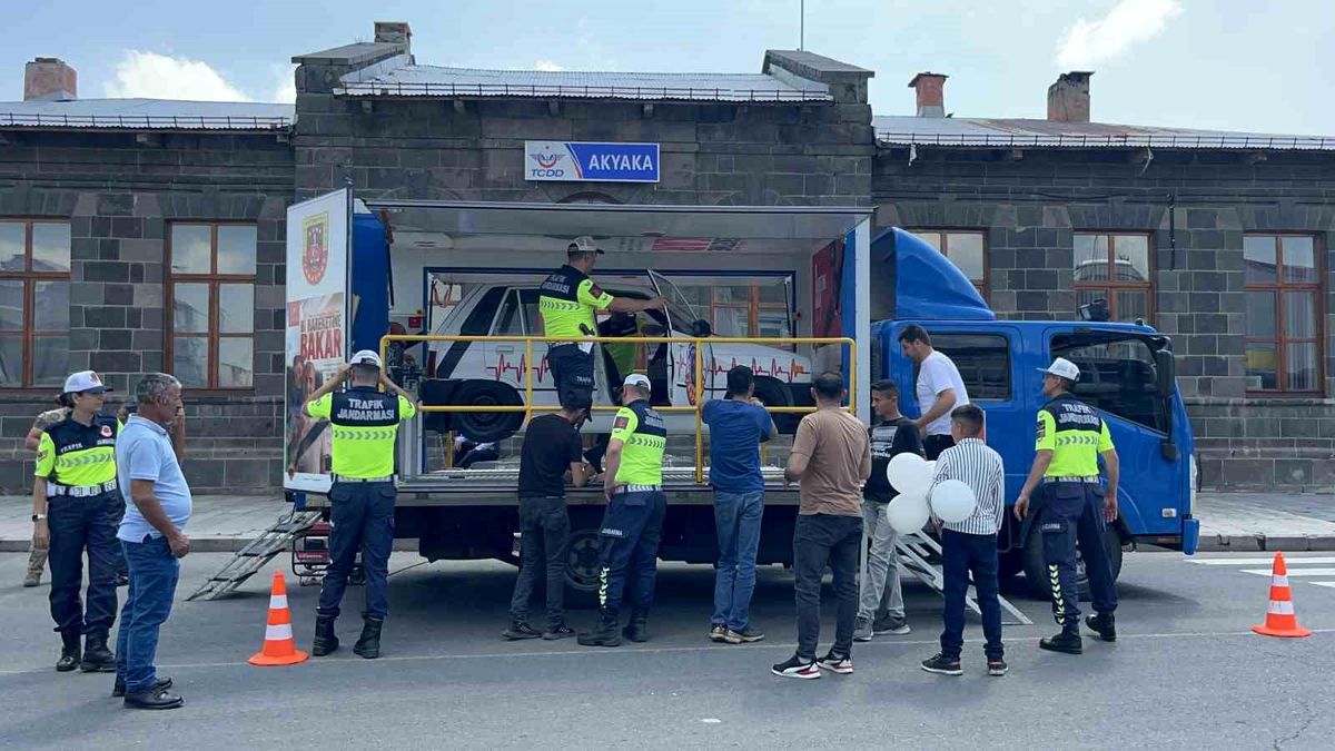 Kars\'ta takla simülasyonu gerçeği aratmadı: Emniyet kemeri hayat kurtarır