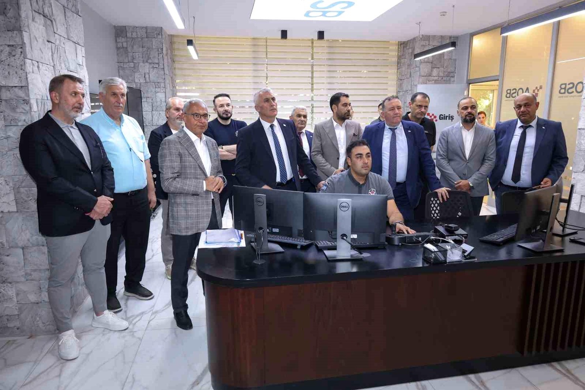 KKTC Ekonomi Bakanı AOSB\'yi Ziyaret Etti