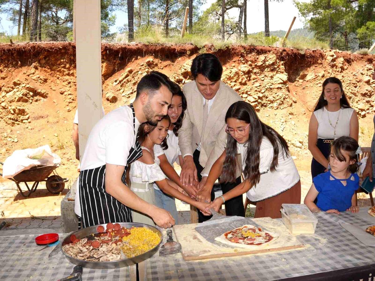 Köyceğiz\'de Her Çocuğa Bir Dilim Mutluluk Projesi