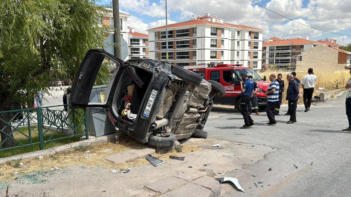 Eskişehir\'de Otomobil ile Minibüs Çarpıştı: 8 Yaralı