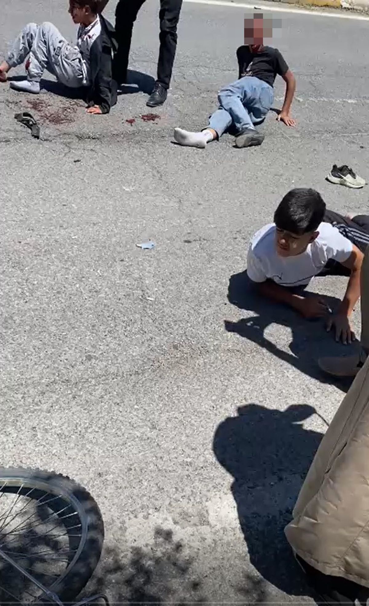 Patnos\'ta Bisikletli Çocuklara Otomobil Çarptı