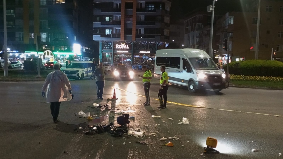 Kamyonet-Motosiklet Çarpışması: 5 Yaralı