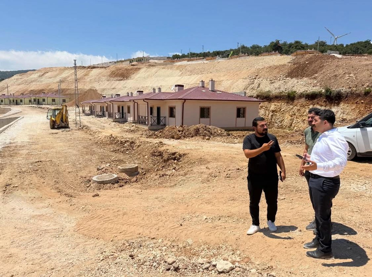 Yayladağı\'nda Deprem Konutları İncelemesi