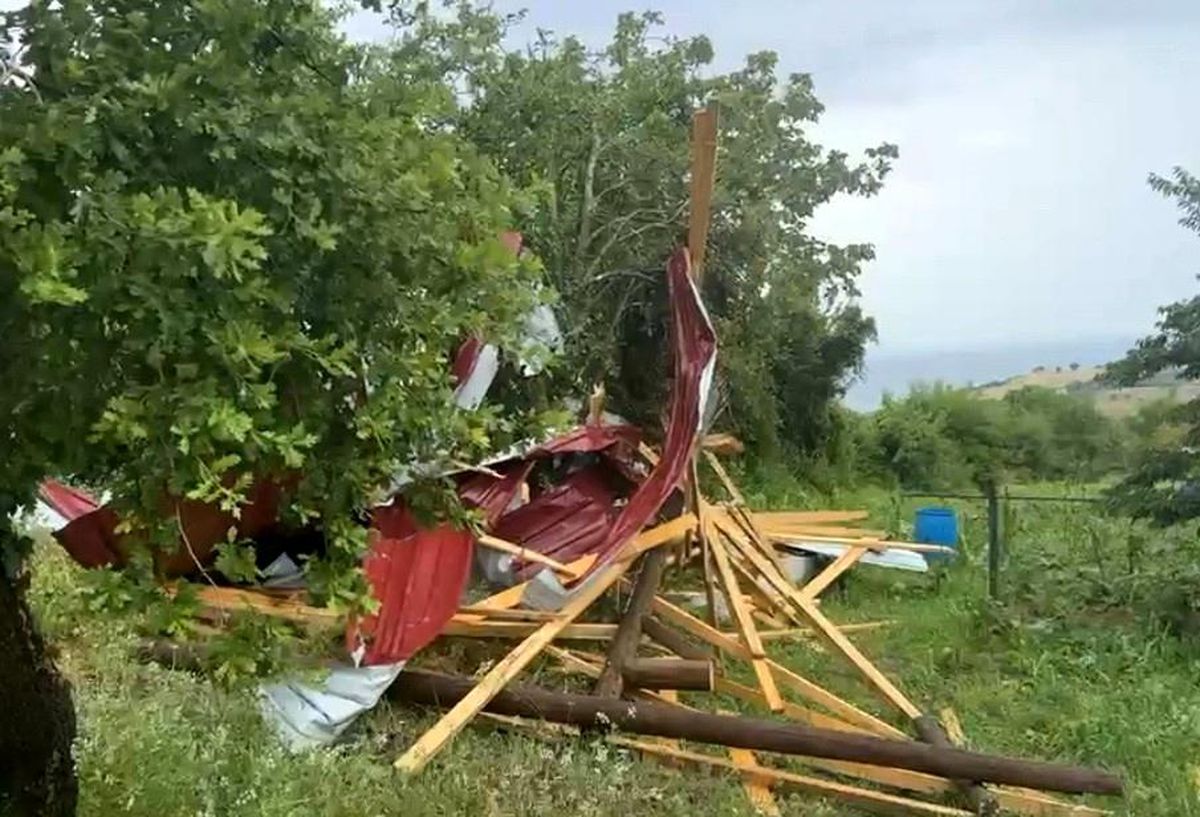 Sinop\'ta Şiddetli Rüzgar Samanlığın Çatısını Uçurdu