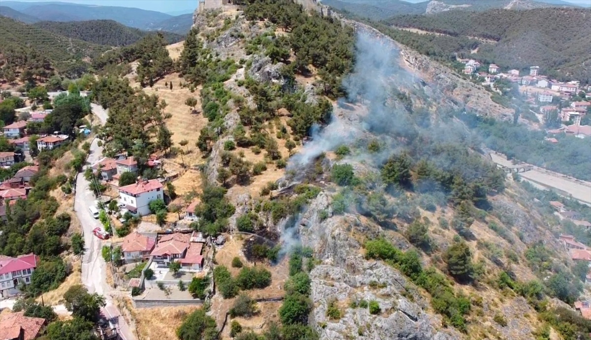 Boyabat Kalesi Eteklerinde Yangın Söndürüldü