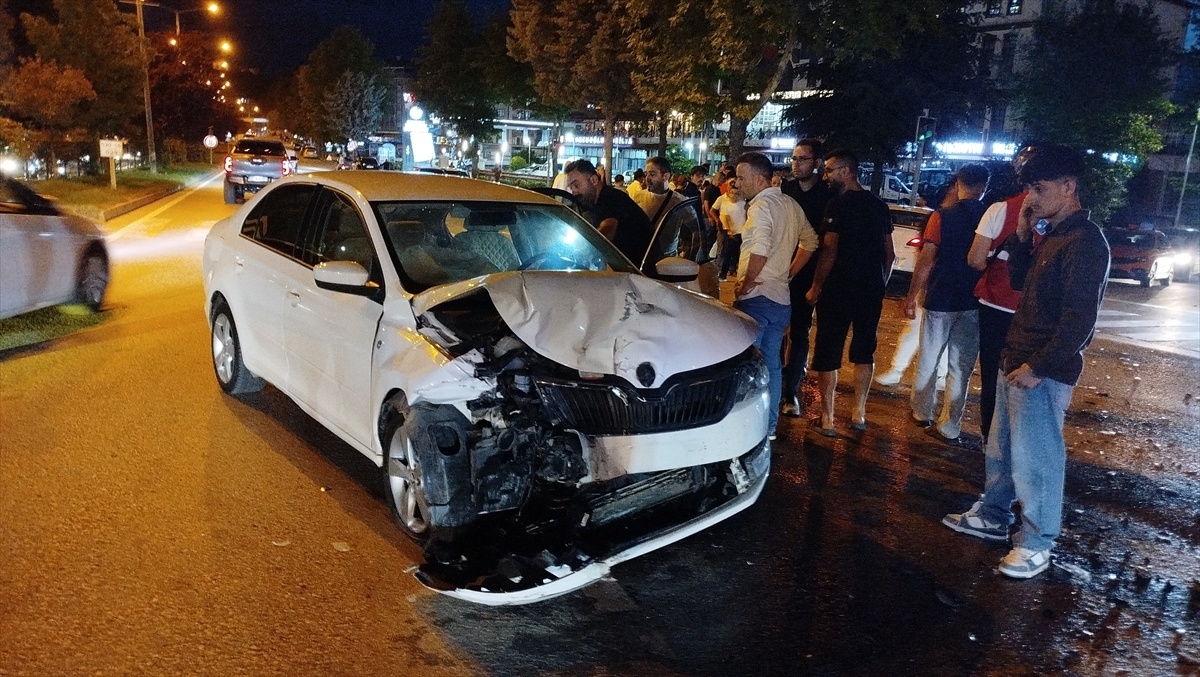 Boyabat\'ta Otomobil Kazası: 5 Yaralı