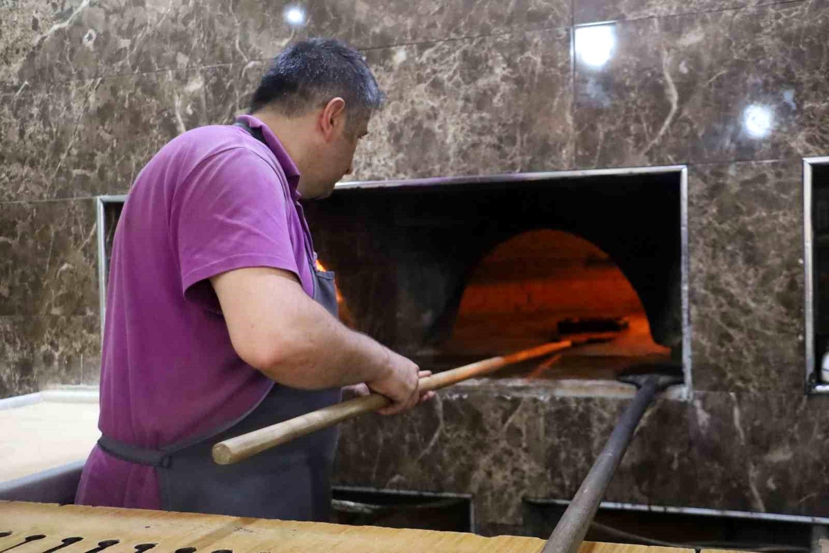 Sivas\'ta Sıcaklar Fırın Ustalarını Zorladı