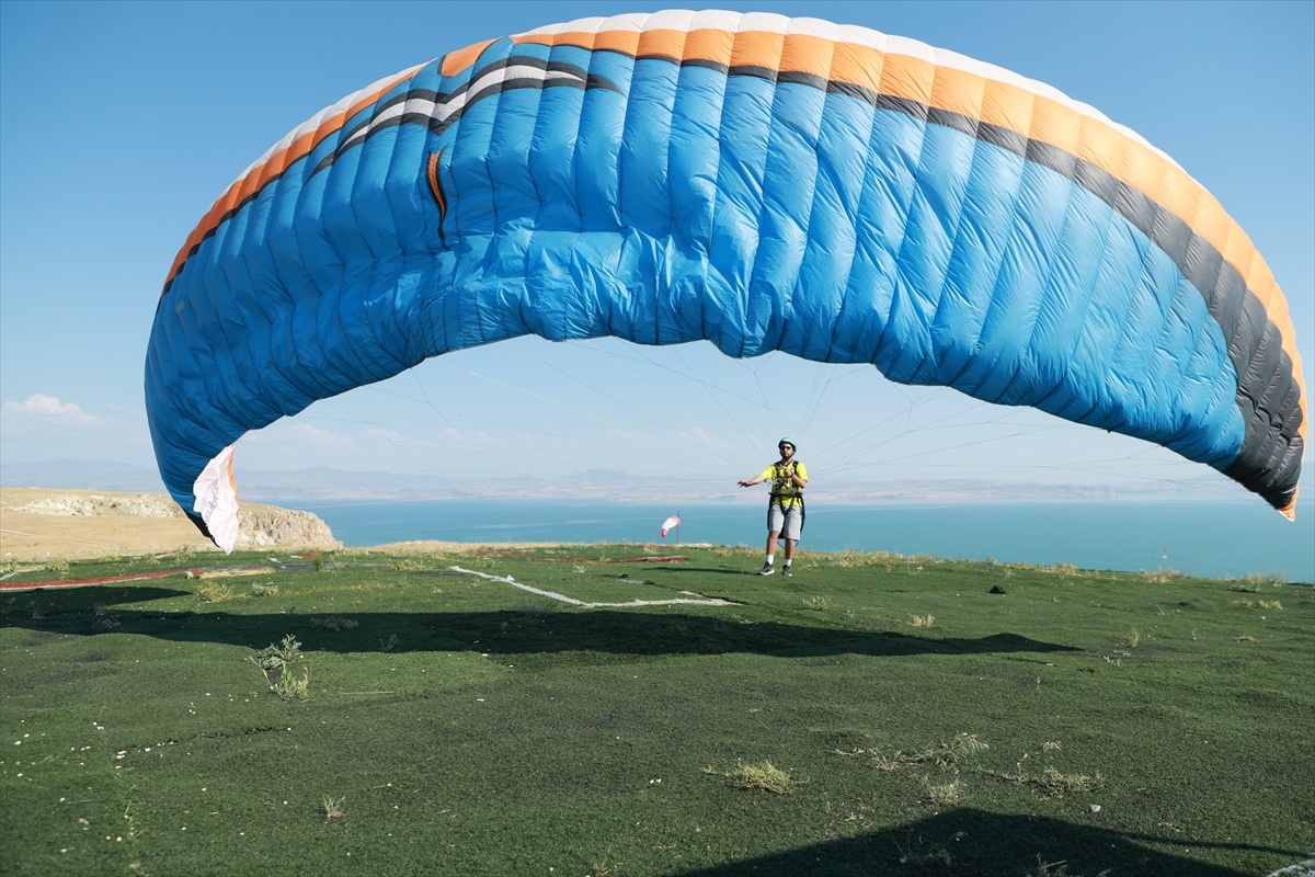 İranlı Pilotlar Van Gölü\'nde Uçuş Yaptı