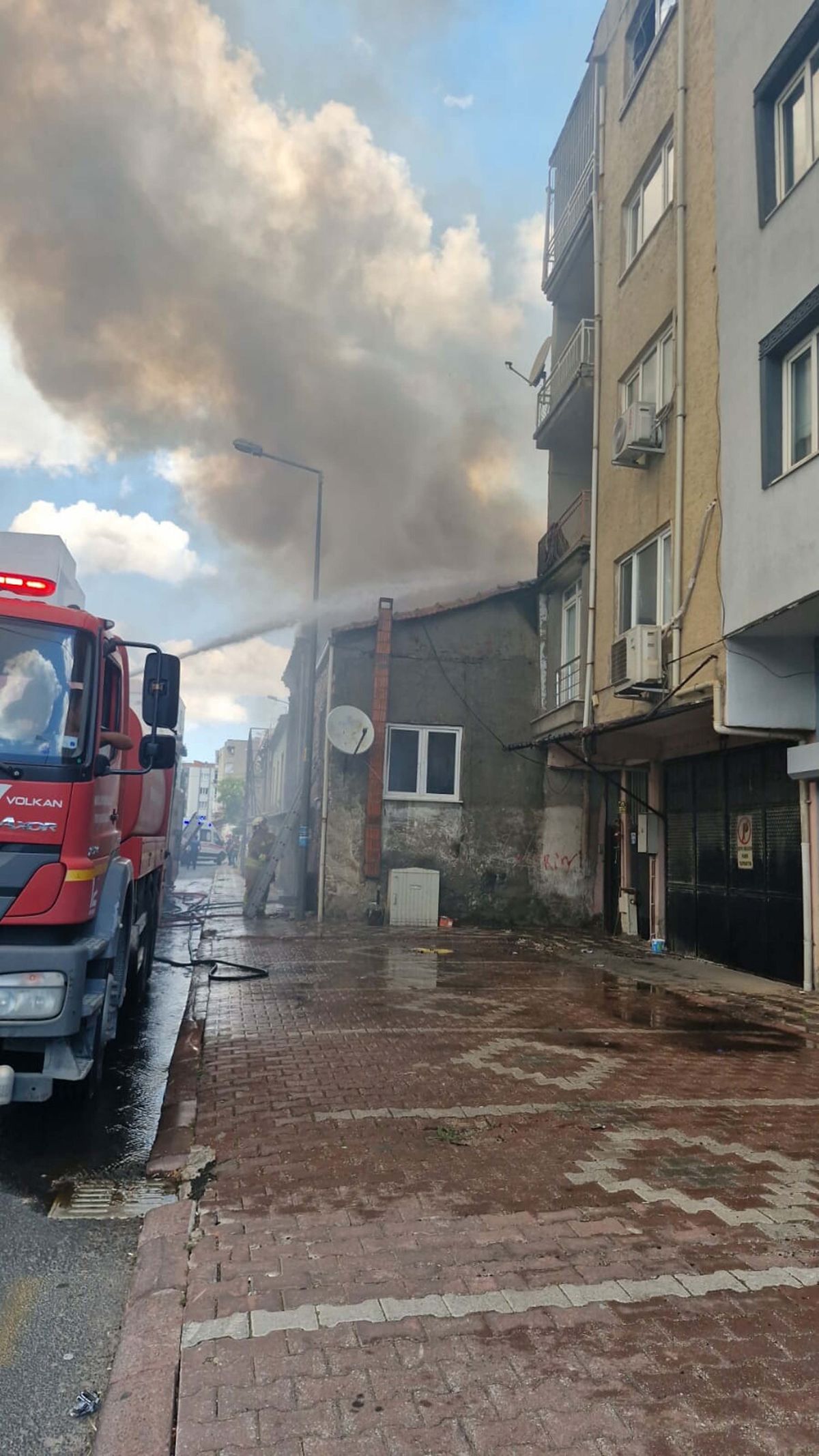 Manisa\'da Yangın: 3 Ev Küle Döndü