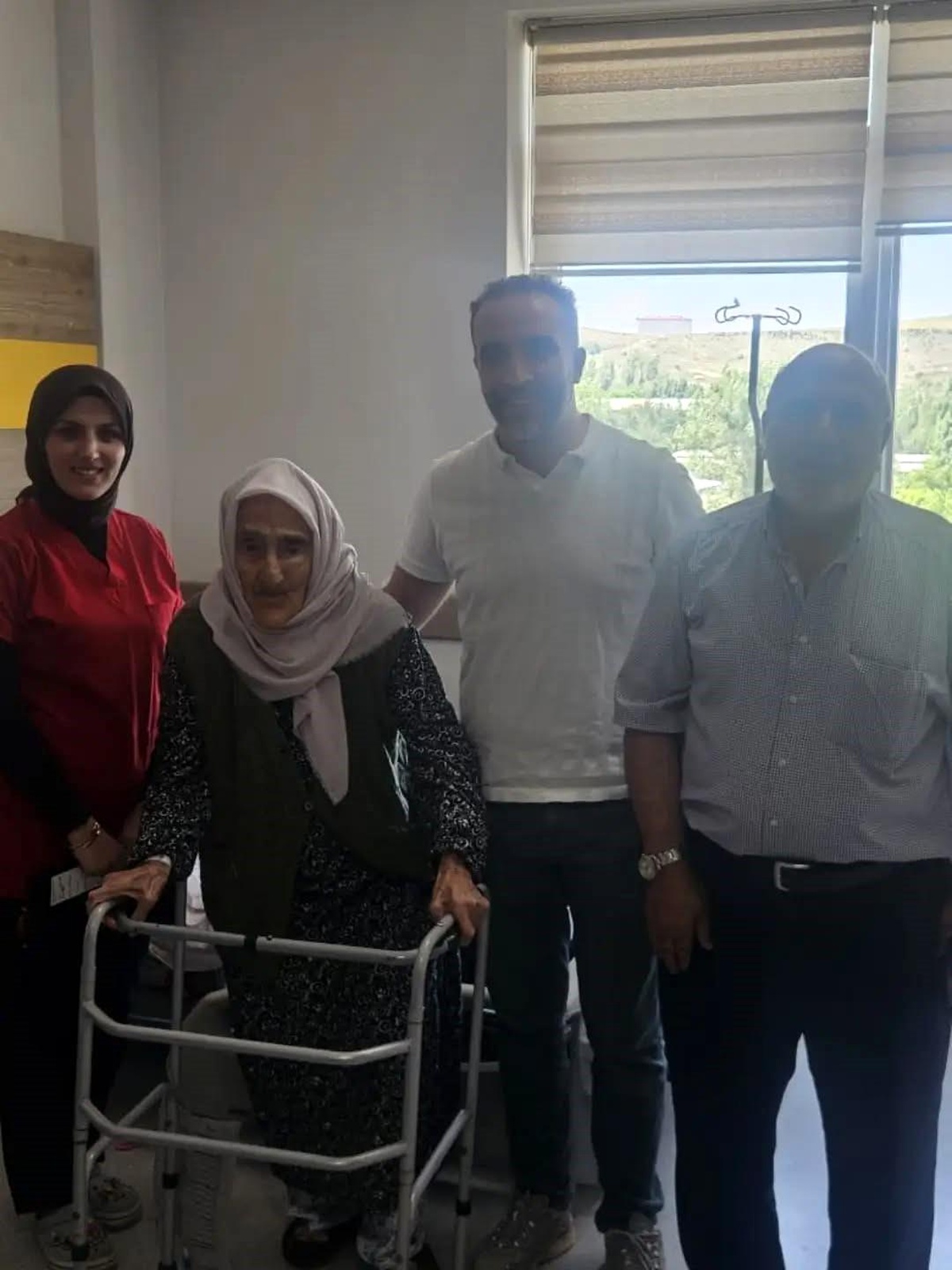 100 Yaşındaki Kadın Ameliyatla Yürümeye Başladı