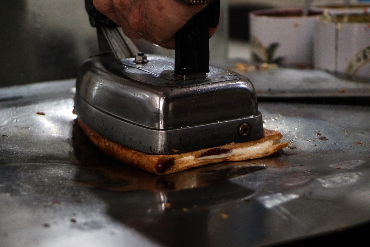 50 Yıldır Aynı Ütüyle Tost Yapıyor