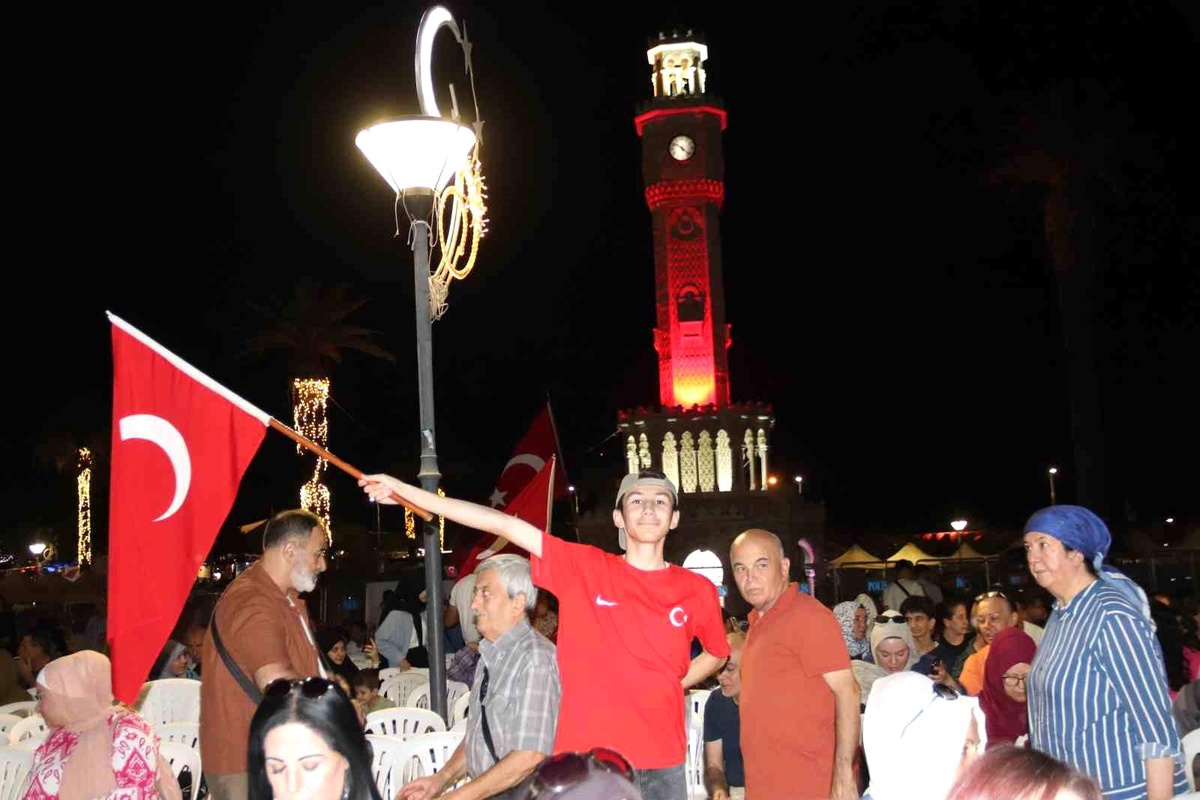 İzmir\'de 15 Temmuz etkinliği: Binlerce kişi Konak Meydanı\'nı doldurdu