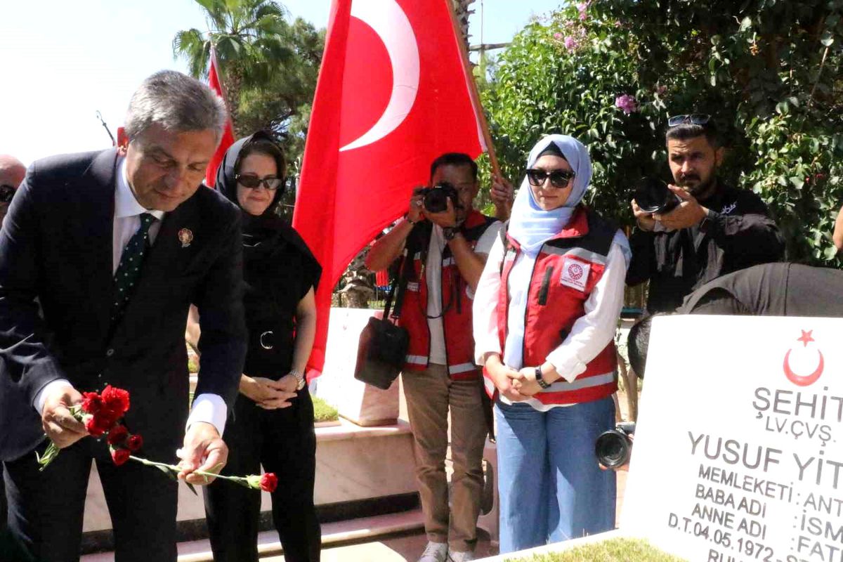 Antalya\'da 15 Temmuz şehidi kabri başında anıldı