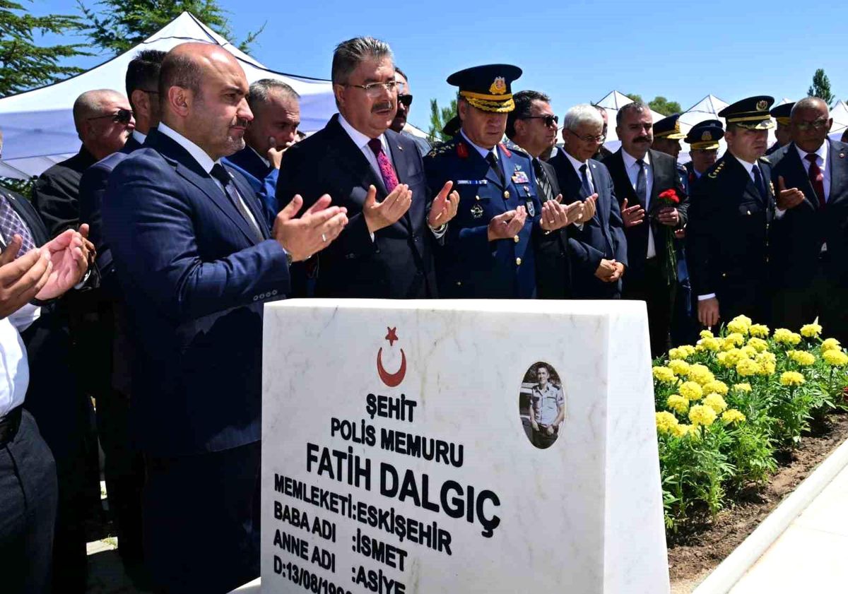 Vali Yılmaz, Şehit Polis Fatih Dalgıç\'ı Kabri Başında Andı