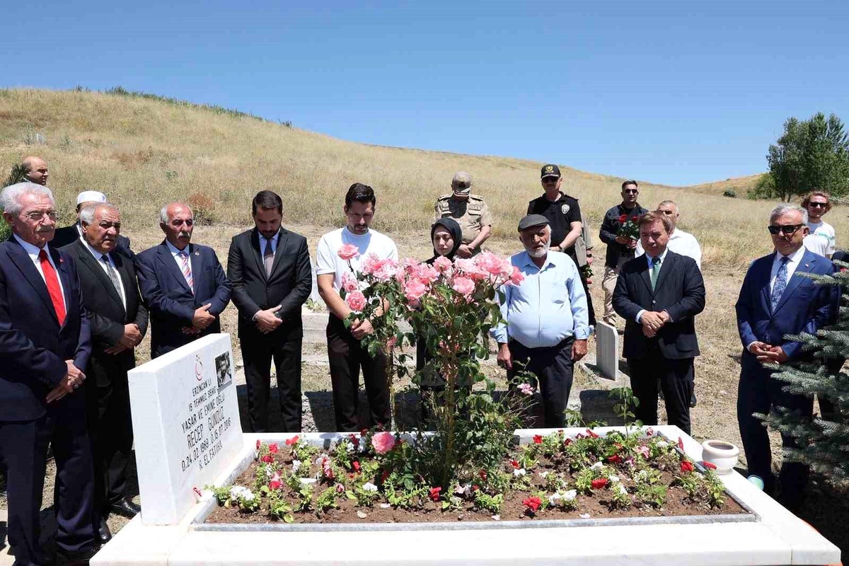 Erzincan Valisi 15 Temmuz şehidini kabrinde andı