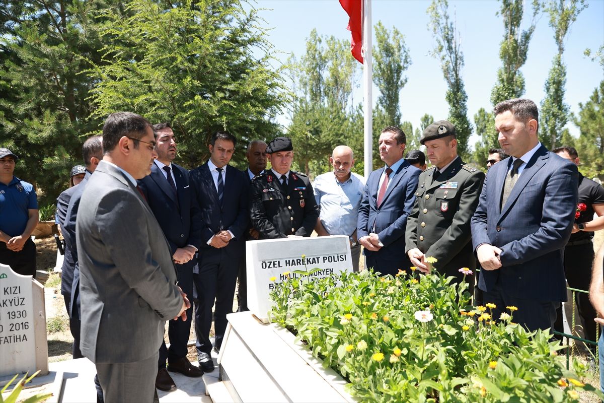 FETÖ darbe girişimi şehidi Halil Hamuryen mezarı başında anıldı