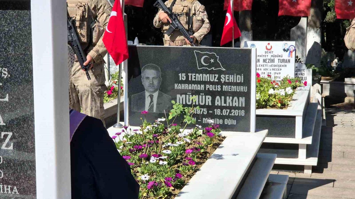 FETÖ şehidi Münür Alkan kabri başında anıldı