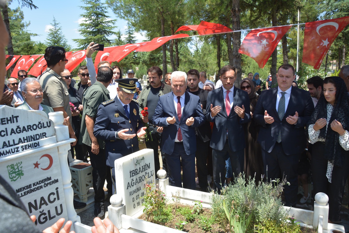 15 Temmuz şehidi Yasin Naci Ağaroğlu kabri başında anıldı